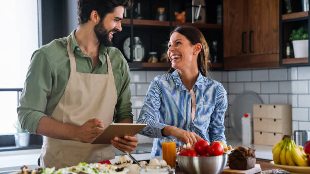 Na slici su prikazani supružnici koji zajedno spremaju doručak.