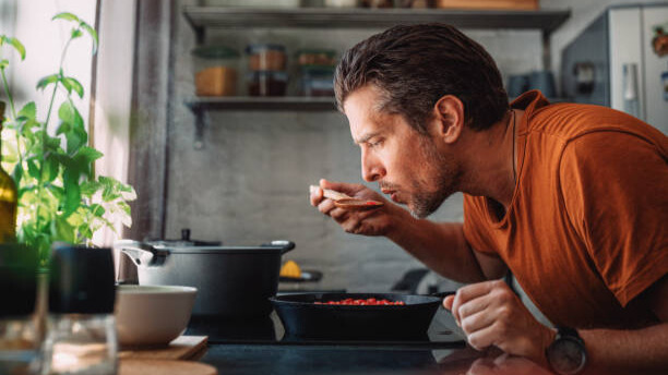 Na slici je prikazan muškarac koji doručkuje.