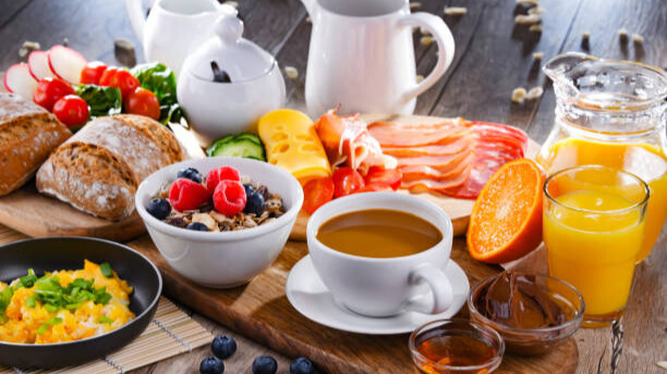 Na slici je primer zdravog doručka.