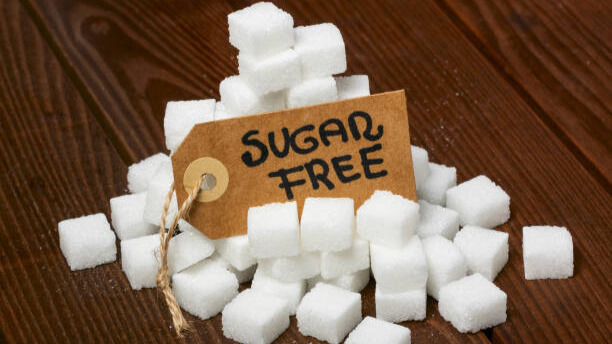 Na slici je gomila šećera sa etiketom "sugar free".