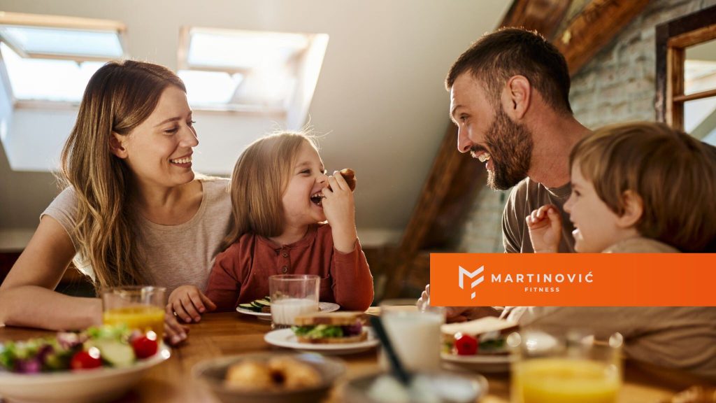 Na slici je porodica koja doručkuje zajedno.