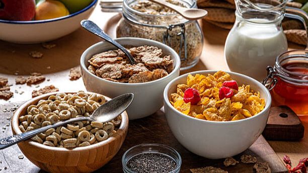 Na slici su prikazani razni musli proizvodi koji su puni šećera.