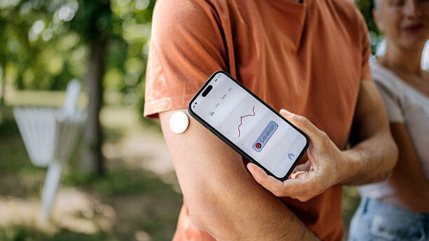 Na slici je čovek koji ima visok nivo šećera u krvi i zato ne bi trebalo da praktikuje autofagiju.