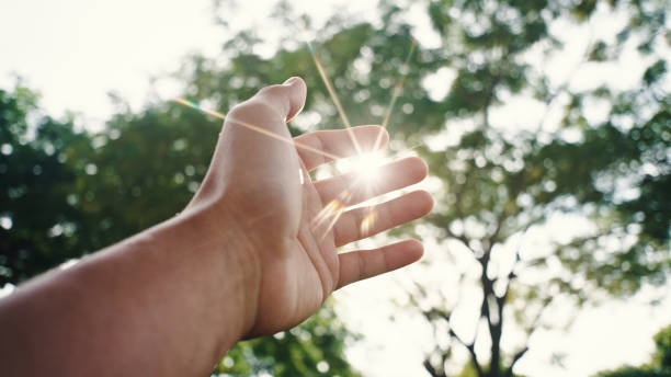Na slici je čovek koji od izloženosti suncu dobija dovoljno vitamina D.