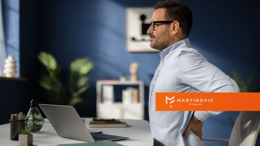 Na slici je muškarac koji ima problem sa kifozom zbog sedentarnog načina života.