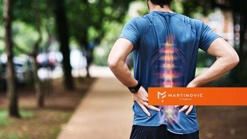 Na slici je muškarac koji nema loše držanje tela, jer redovno trenira.